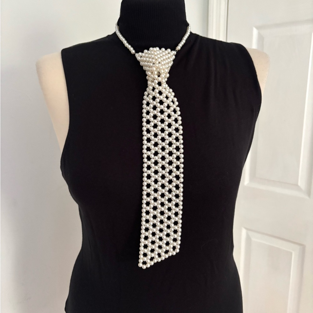 White faux pearl tie vintage necklace